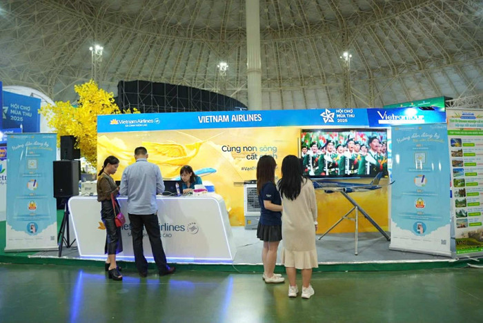 Đông đảo khách tham quan tại gian hàng Vietnam Airlines. dong-dao-khach-tham-quan-tai-gian-hang-vietnam-airlines.jpg