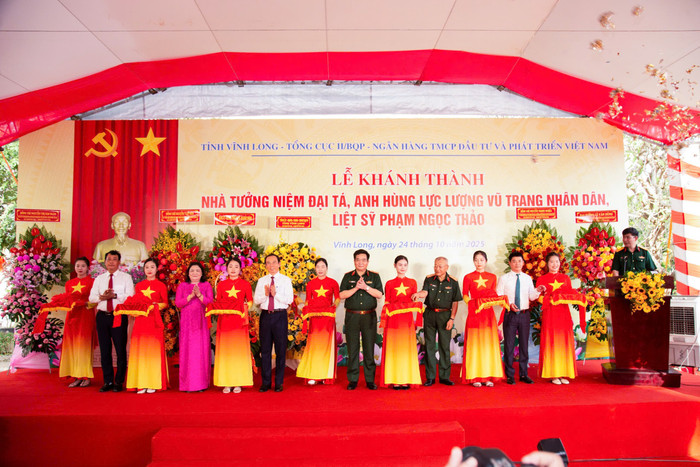 Các đại biểu thực hiện nghi thức cắt băng khánh thành Nhà tưởng niệm Đại tá, Anh hùng Lực lượng vũ trang nhân dân, Liệt sỹ Phạm Ngọc Thảo. anh-01.jpg