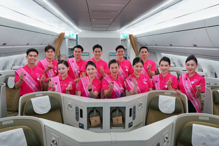 Phi hành đoàn Vietnam Airlines trong trang phục áo hồng HeForShe, gửi thông điệp bình đẳng giới và tôn vinh phụ nữ. a7.jpg