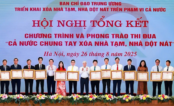 Ông Đàm Thế Thái – Phó Tổng giám đốc HDBank (đứng thứ 2 từ trái qua) – đại diện Ngân hàng nhận bằng khen của Thủ tướng Chính phủ. z7016605156860-cc7b47affc5ce890384a91f4c238b13a.jpg