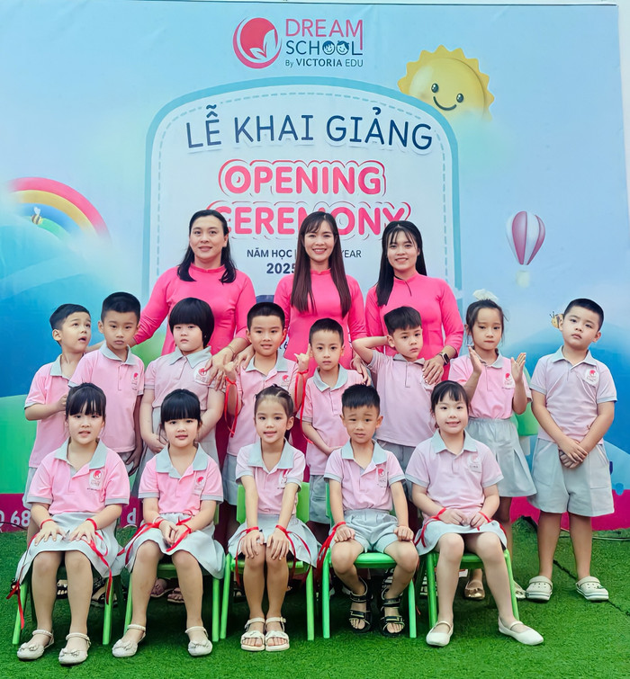 Học sinh Victoria School háo hức trong ngày khai giảng. 05.jpg