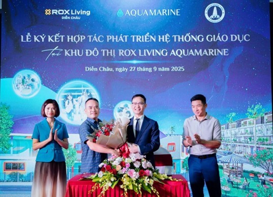 Ông Vũ Đức Tuyên, Giám đốc Kinh doanh Công ty TNHH Oleco - Nam Quang và ông Nguyễn Nghĩa Lâm, Tổng giám đốc Công ty TNHH Xây dựng và Bất động sản Johoo Việt Nam - Chủ quản của Hệ thống mầm non Montessori Vinh ký thỏa thuận hợp tác. picture1.jpg