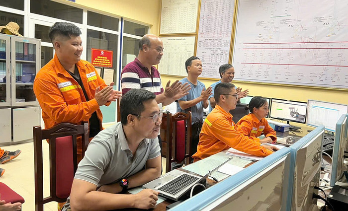 Đại diện NPTPMB cùng các đơn vị liên quan chứng kiến thời khắc đóng điện của dự án. Đại diện NPTPMB cùng các đơn vị liên quan chứng kiến thời khắc đóng điện của dự án.