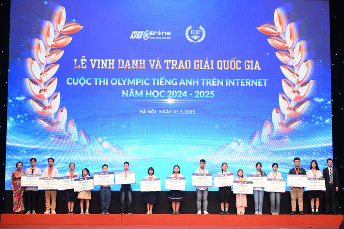 Bà Nguyễn Thị Doan - Chủ tịch Trung ương Hội Khuyến học, Nguyên Phó Chủ tịch nước và Ông Lê Việt Hòa - Giám đốc VTC Online trao giải cho Top học sinh giải Nhất, Nhì, Ba của 5 khối lớp. 3.jpg