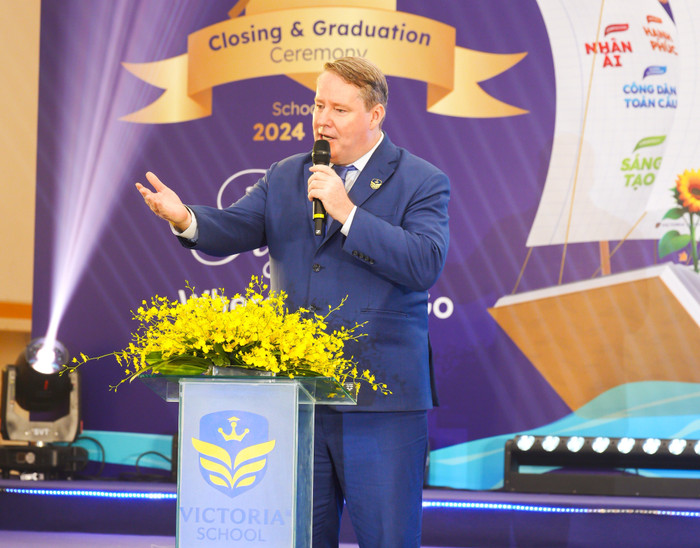 Thạc sĩ Christopher Bradley chia sẻ tại buổi lễ tổng kết năm học của Victoria School - Nam Sài Gòn. 2-hieu-truong-nsg.jpg