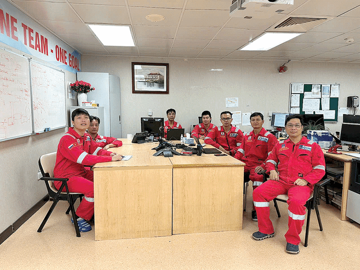 Đảng viên trên giàn Hải Thạch học tập Nghị quyết của Trung ương theo hình thức trực tuyến. anh-2.png