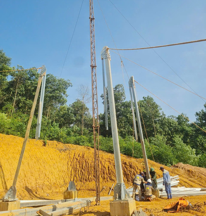 Thi công dựng cột vị trí 212 Dự án đường dây 220kV đấu nối Nghĩa Lộ - TBA 500kV Việt Trì. Thi công dựng cột vị trí 212 Dự án đường dây 220kV đấu nối Nghĩa Lộ - TBA 500kV Việt Trì.