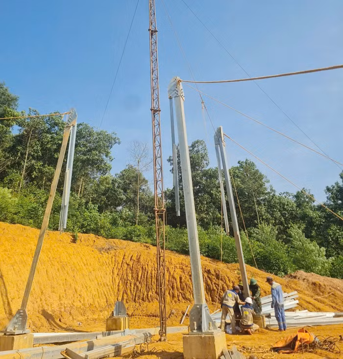 Thi công dựng cột vị trí 212 Dự án đường dây 220kV đấu nối Nghĩa Lộ - TBA 500kV Việt Trì.
