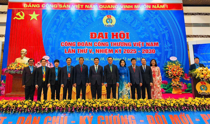 Đoàn đại biểu IUH gồm ông Lê Ngọc Sơn (thứ hai bên trái); bà Phạm Thị Quế Minh (thứ ba bên trái) và ông Nguyễn Quân (bìa trái) chụp hình cùng lãnh đạo Bộ Công Thương, lãnh đạo Tổng Liên đoàn Lao động Việt Nam và các đại biểu.