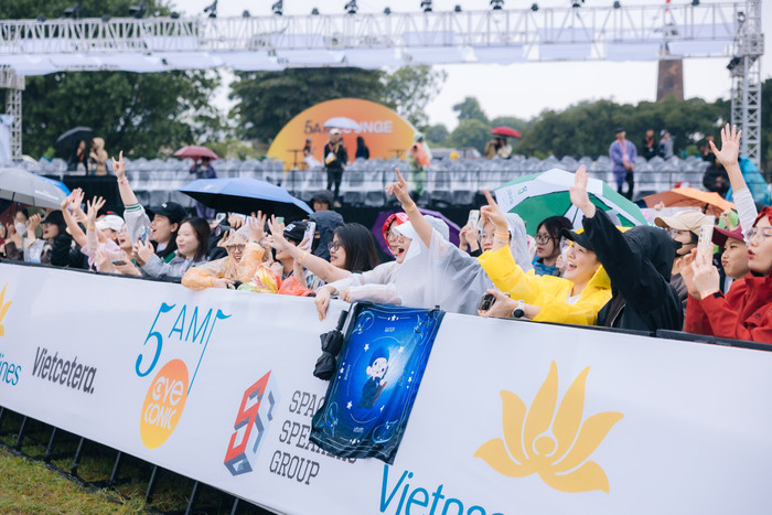 Âm nhạc cất lên, xóa nhòa mọi khoảng cách. Hàng nghìn khán giả cùng hòa mình trong từng nhịp điệu, cùng đón bình minh rực rỡ của 5AM – nơi cảm xúc thăng hoa, năng lượng lan tỏa và Hà Nội bừng tỉnh trong sắc màu của âm nhạc và niềm vui. anh-5.jpg