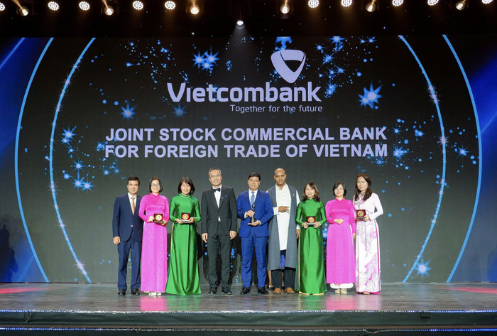 Các đại biểu của Vietcombank chụp ảnh lưu niệm cùng ông William Ng (thứ tư từ trái qua) - Tổng Biên tập Tạp chí HR Asia, Chủ tịch Hội đồng đánh giá giải thưởng HRAA. anh-3-resize.jpg