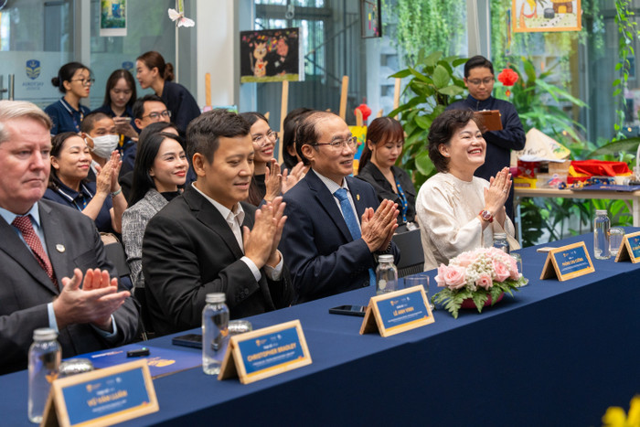 Victoria School và AI4S đã ký kết thỏa thuận hợp tác chiến lược để triển khai chương trình giáo dục AI nhân ái cho học sinh từ Mầm non đến Trung học phổ thông. 23.jpg