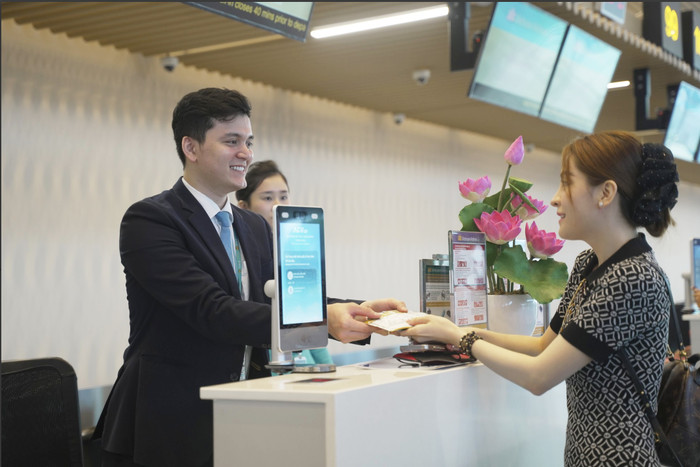 Hành khách làm thủ tục tại nhà ga T3, sân bay Tân Sơn Nhất. 2-hanh-khach-lam-thu-tuc-tai-t3.png