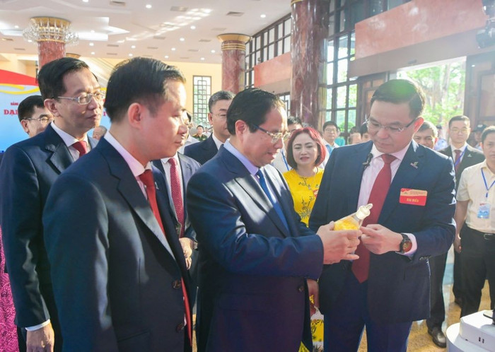 Thủ tướng Chính phủ Phạm Minh Chính nghe giới thiệu về sản phẩm mới của Petrovietnam. anh14pvn.jpg