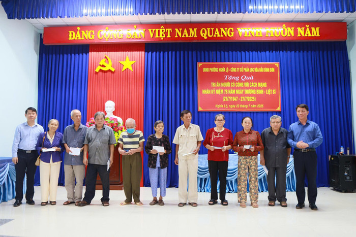 Đại diện Công ty BSR thăm hỏi, tặng quà cho các gia đình có công tại Ủy ban nhân dân phường Nghĩa Lộ, tỉnh Quảng Ngãi. Đại diện Công ty BSR thăm hỏi, tặng quà cho các gia đình có công tại Ủy ban nhân dân phường Nghĩa Lộ, tỉnh Quảng Ngãi.