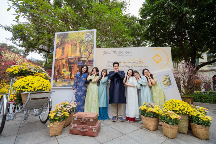 Đông đảo du khách đến check-in không gian hoa xuân ngay khi khai mạc.