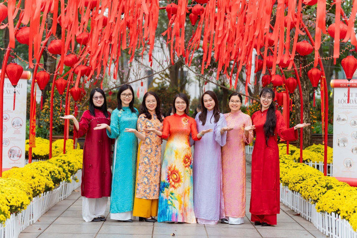 Những tà áo dài sặc sỡ màu sắc nổi bật hòa vào không gian hoa xuân.