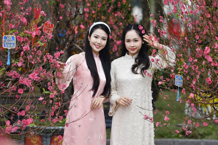 Các nam thanh nữ tú “lên đồ” du xuân trên con đường ngập sắc đỏ vàng.