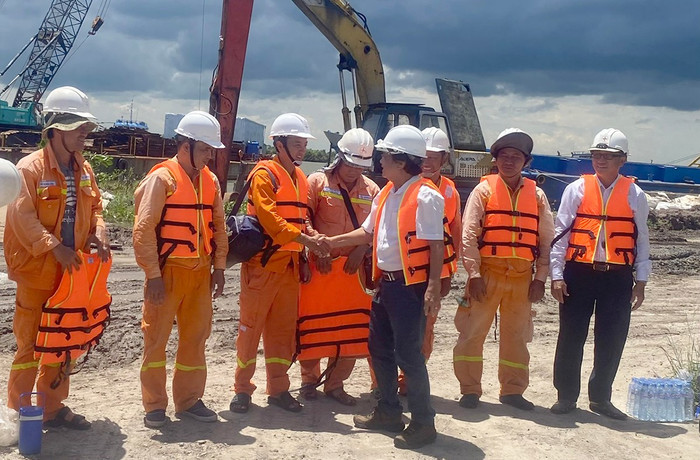 Lãnh đạo Đội Truyền tải điện Cà Mau động viên kỹ sư, công nhân trước khi lên đường làm nhiệm vụ. Lãnh đạo Đội Truyền tải điện Cà Mau động viên kỹ sư, công nhân trước khi lên đường làm nhiệm vụ.