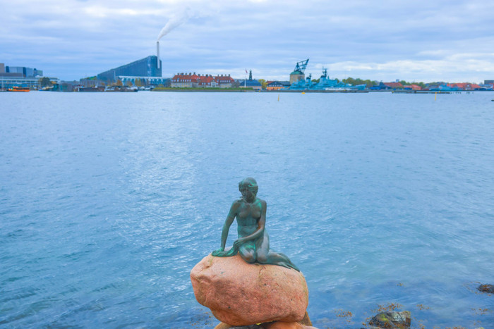 Tượng nàng tiên cá - biểu tượng nổi tiếng của Copenhagen, điểm đến không thể bỏ qua với du khách khi đặt chân tới Đan Mạch. (Ảnh: Hải An) tuong-nang-tien-ca-bieu-tuong-noi-tieng-nhat-cua-copenhagen-diem-den-khong-the-bo-qua-voi-du-khach-khi-dat-chan-toi-dan-mach-anh-hai-an.jpg