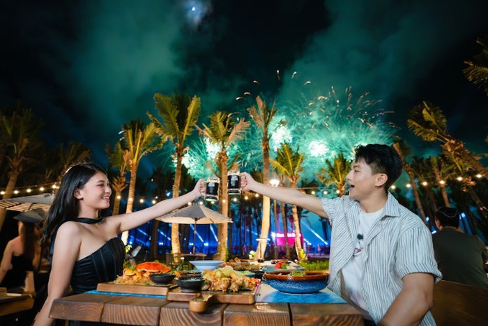 Du khách trải nghiệm ẩm thực và bia thủ công Sun Kraftbeer tại nhà hàng ven biển mới Vịnh trung tâm Cát Bà. Du khách trải nghiệm ẩm thực và bia thủ công Sun Kraftbeer tại nhà hàng ven biển mới Vịnh trung tâm Cát Bà.