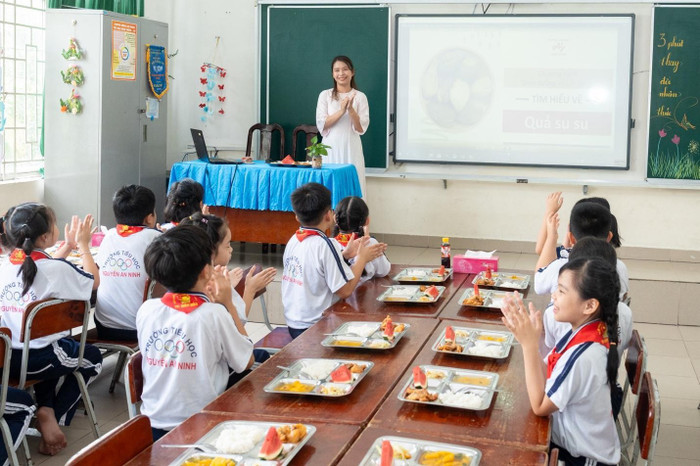 Trước khi dùng bữa trưa, các em học sinh được xem video ngắn về công dụng của quả su su. Ảnh: Hữu Hạnh. Trước khi dùng bữa trưa, các em học sinh được xem video ngắn về công dụng của quả su su. Ảnh: Hữu Hạnh.