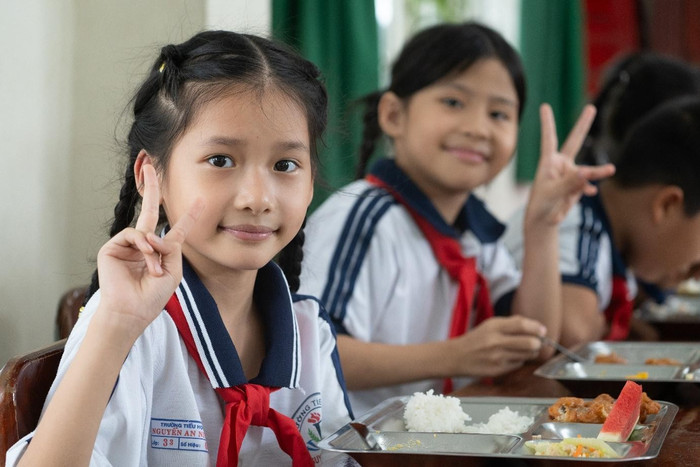 Các em học sinh thưởng thức bữa ăn trưa đầy dinh dưỡng từ Dự án Bữa ăn học đường. Ảnh: Hữu Hạnh Các em học sinh thưởng thức bữa ăn trưa đầy dinh dưỡng từ Dự án Bữa ăn học đường. Ảnh: Hữu Hạnh