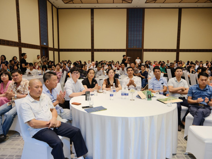 Hàng trăm khách mời, nhà đầu tư, chuyên gia bất động sản tham dự buổi chia sẻ cơ hội đầu tư ngay tại quần thể Flamingo Heritage Onsen & Resort. Hàng trăm khách mời, nhà đầu tư, chuyên gia bất động sản tham dự buổi chia sẻ cơ hội đầu tư ngay tại quần thể Flamingo Heritage Onsen & Resort.