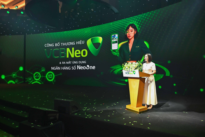 Bà Nguyễn Thị Kim Oanh - Thành viên Hội đồng quản trị Vietcombank phát biểu tại sự kiện. 20250517-le-ra-mat-vcbneo-3.jpg