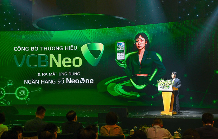 Ông Nguyễn Mạnh Hùng - Thành viên Hội đồng quản trị Vietcombank, Chủ tịch Hội đồng thành viên VCBNeo phát biểu chia sẻ về định hướng chiến lược, mục tiêu phát triển của VCBNeo. 20250517-le-ra-mat-vcbneo-2.jpg