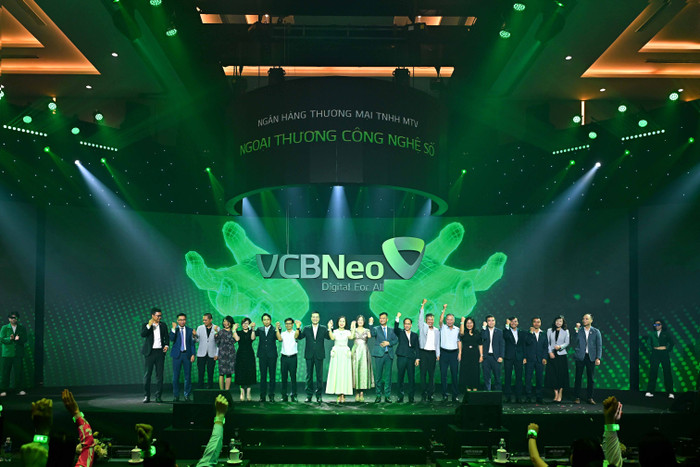 Các đại biểu và khách mời chụp hình lưu niệm và cùng tương tác, trải nghiệm những dấu ấn công nghệ số tại sự kiện công bố thương hiệu VCBNeo và ứng dụng ngân hàng số NeoOne. 20250517-le-ra-mat-vcbneo-5.jpg