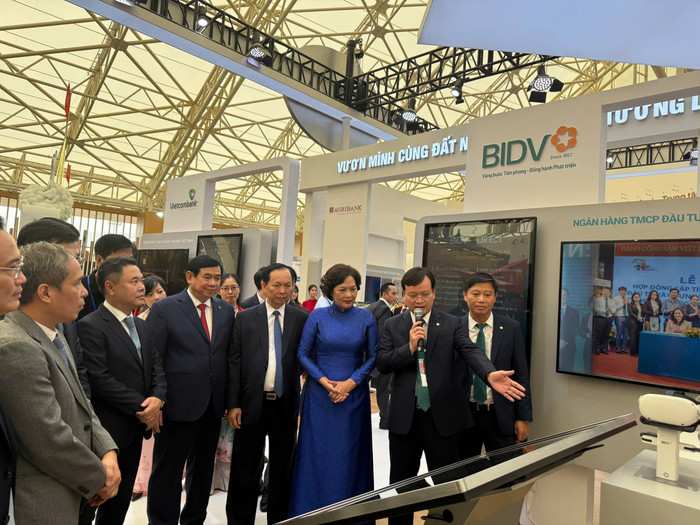 Phó Tổng Giám đốc BIDV Phan Thanh Hải giới thiệu sản phẩm dịch vụ BIDV tới Lãnh đạo Ngân hàng Nhà nước. anh-1-37.jpg