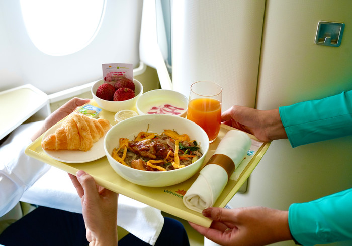 Suất ăn hạng Thương gia của Vietnam Airlines được bổ sung món tráng miệng là vải trứng Hưng Yên - đặc sản mùa hè đồng bằng Bắc Bộ. suat-an-hang-thuong-gia-cua-vietnam-airlines-duoc-bo-sung-mon-trang-mieng-la-vai-trung-hung-yen-dac-san-mua-he-dong-bang-bac-bo.png