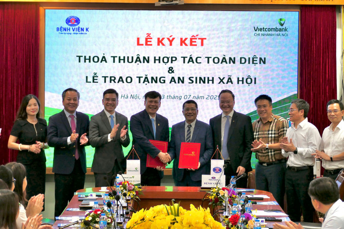 Ông Lê Văn Quảng - Giám đốc Bệnh viện K (thứ 5 phải qua) và ông Lê Ngọc Thái - Giám đốc Vietcombank Hà Nội (thứ 4 từ phải qua) đại diện hai đơn vị hoàn thành nghi thức ký kết thỏa thuận hợp tác trước sự chứng kiến của các đại biểu khách mời. anh-1-vcb-ky-ket-voi-benh-vien.jpg