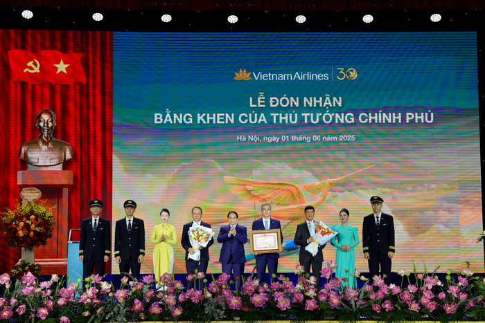 Thủ tướng Phạm Minh Chính trao Bằng khen của Thủ tướng Chính phủ cho Tổng công ty Hàng không Việt Nam. 3.jpg