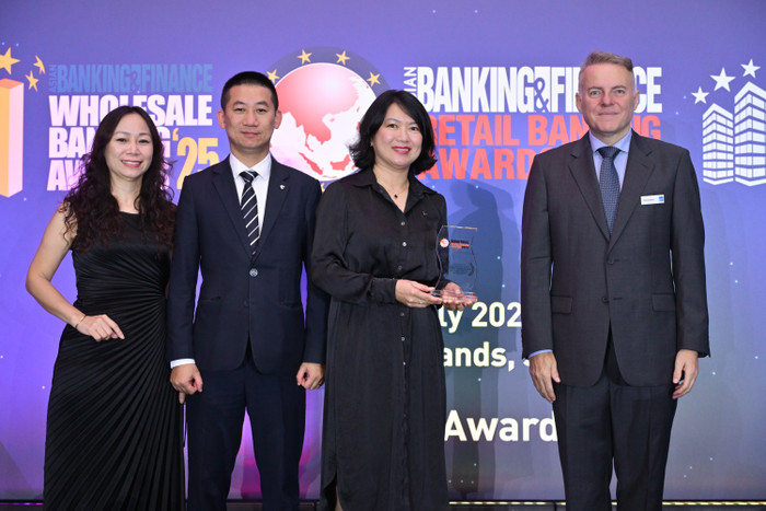 Đại diện Vietcombank nhận giải “Sáng kiến Quản lý rủi ro của năm” cho phân khúc Ngân hàng Bán lẻ. qlrrth-bai-truyen-thong-nhan-giai-abf-2025-anh-3.jpg