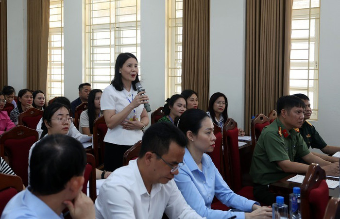 Cán bộ tại điểm thi Trường Trung học phổ thông Hòn Gai báo cáo về công tác chuẩn bị kỳ thi. Ảnh: VGP/Đức Tuân Cán bộ tại điểm thi Trường Trung học phổ thông Hòn Gai báo cáo về công tác chuẩn bị kỳ thi. Ảnh: VGP/Đức Tuân