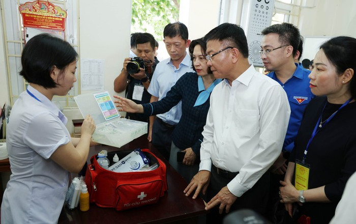 Phó Thủ tướng kiểm tra công tác y tế phục vụ kỳ thi. Ảnh: VGP/Đức Tuân Phó Thủ tướng kiểm tra công tác y tế phục vụ kỳ thi. Ảnh: VGP/Đức Tuân