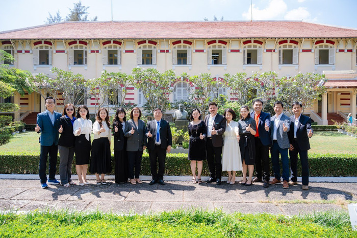 Trong ngày, lãnh đạo Viện Pasteur Thành phố Hồ Chí Minh cùng đoàn đại biểu Long Châu đã tham quan viện nghiên cứu, chia sẻ kinh nghiệm về y tế dự phòng.