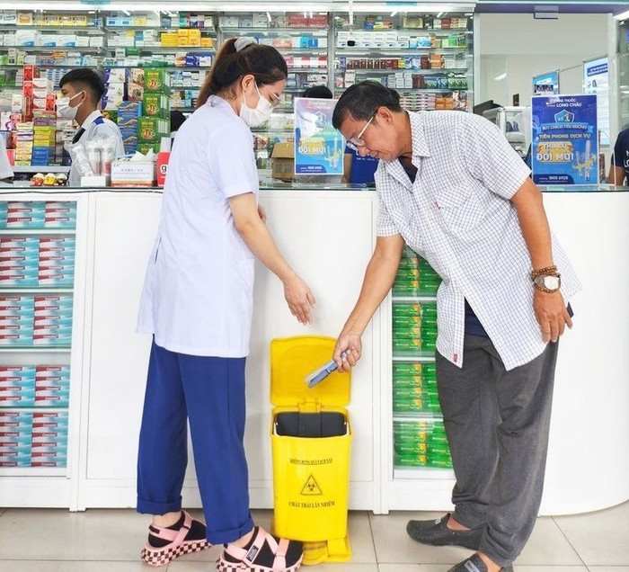 Thông qua mạng lưới hơn 2.400 nhà thuốc và 200 trung tâm tiêm chủng, Long Châu góp phần nâng cao nhận thức người dân về sống xanh, giảm thiểu rác thải nhựa ra môi trường.