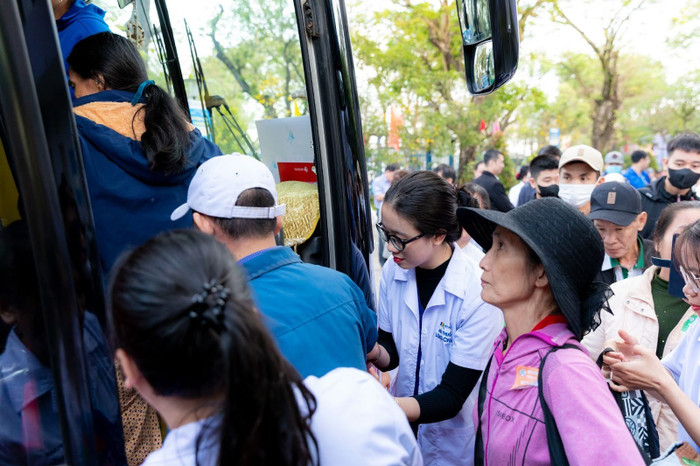 Long Châu cùng Bệnh viện Trung ương Huế tổ chức “Chuyến xe yêu thương” hỗ trợ đưa các bệnh nhân về quê đón Tết.