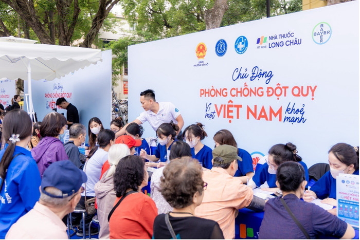 Long Châu chủ động tham gia trực tiếp vào công tác chăm sóc sức khỏe, tầm soát và quản lý nguy cơ đột quỵ, góp phần lan tỏa sâu rộng các hướng dẫn, chương trình của Bộ Y tế đến cộng đồng.