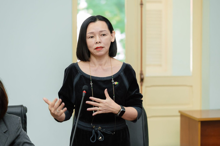 Bà Nguyễn Bạch Điệp - Chủ tịch FPT Retail kiêm Tổng Giám đốc Hệ thống nhà thuốc và trung tâm tiêm chủng Long Châu chia sẻ chiến lược hợp tác toàn diện từ công nghệ đến nâng cao chuyên môn y tế.