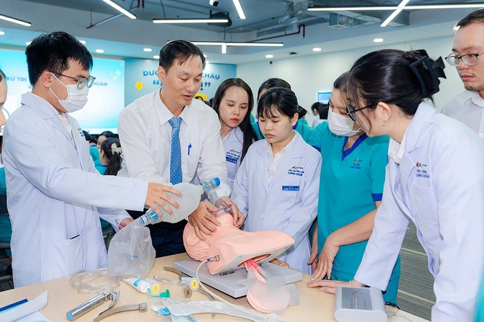 Long Châu liên tục phối hợp với các đơn vị y tế hàng đầu tổ chức hàng trăm buổi đào tạo nâng cao năng lực chuyên môn cho đội ngũ bác sĩ, dược sĩ, điều dưỡng, nhân viên.