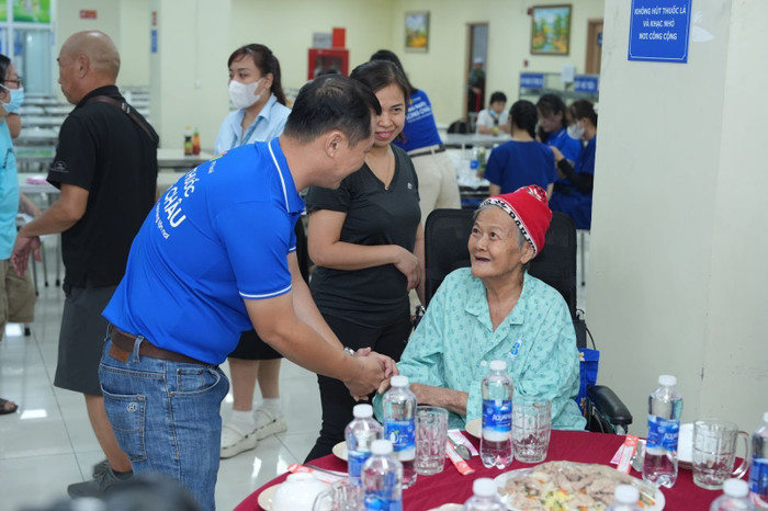 Long Châu và Bệnh viện Ung bướu Thành phố Hồ Chí Minh tổ chức bữa cơm tất niên cho các bệnh nhân đang điều trị tại bệnh viện.