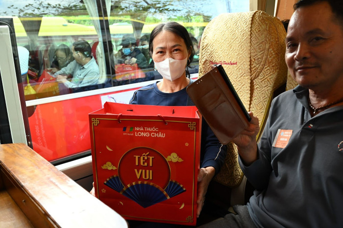 Những món quà sức khỏe gửi gắm lời chúc chân thành từ đội ngũ Long Châu đến bà con.