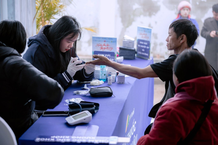 Đội ngũ y tế Long Châu tận tâm khám, tư vấn sức khỏe và phát thuốc miễn phí cho người dân.