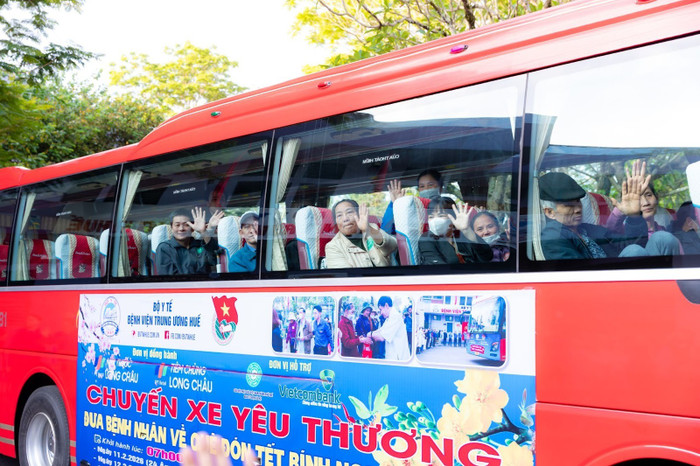 Các bệnh nhân đang chữa trị tại Bệnh viện Trung ương Huế háo hức trên hành trình sum vầy cùng gia đình.