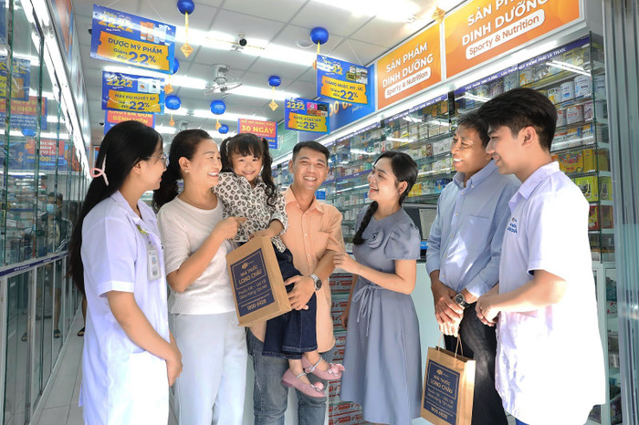 Mạng lưới nhà thuốc và trung tâm tiêm chủng Long Châu phát huy vai trò cầu nối lan tỏa các thông tin y khoa chính xác, hướng dẫn nhận biết và phòng ngừa đột quỵ đến từng người dân.
