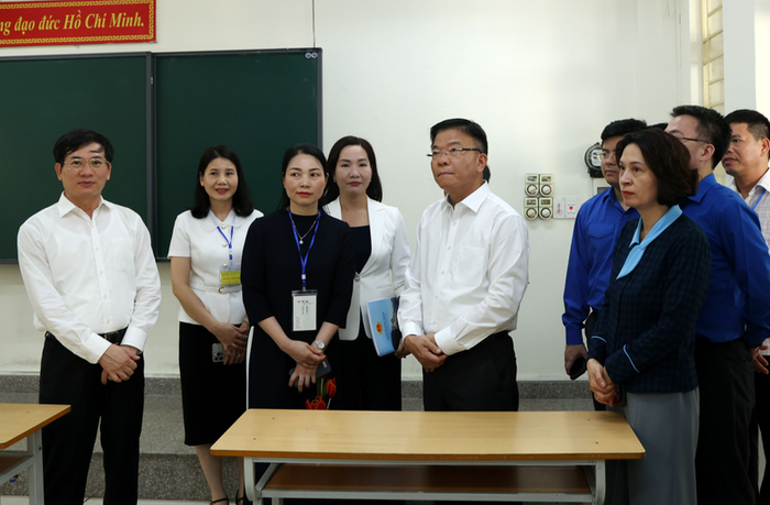 Phó Thủ tướng kiểm tra 1 phòng thi tại điểm thi Trường Trung học phổ thông Hòn Gai. Ảnh: VGP/Đức Tuân Phó Thủ tướng kiểm tra 1 phòng thi tại điểm thi Trường Trung học phổ thông Hòn Gai. Ảnh: VGP/Đức Tuân